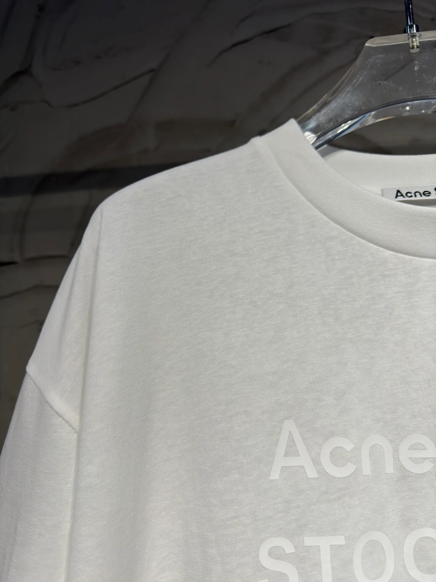 Acne Studios High Quality Classic Series minimalist dark printed logo, 26ss autumn and winter New Arrival new color, short-sleeved and long-sleeved bottoming shirt made by Acne, imported machine hot stamping process in the front and center, low-key and noble snowflake cotton fabric with slightly transparent texture, comfortable and Breathable. The short sleeves are refreshing and casual, and the long sleeves are suitable for layering. Round neck and loose version, regardless of body shape, same style for men and women. The wardrobe is always missing a basic white T Sizes: S M L XL